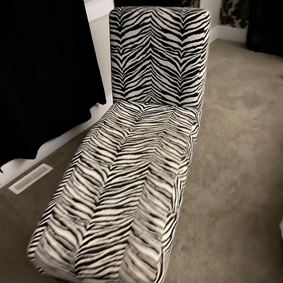 Modern couch - Picture 2 of 4